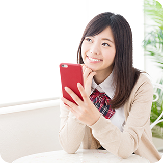 スマホを触っている女子高生